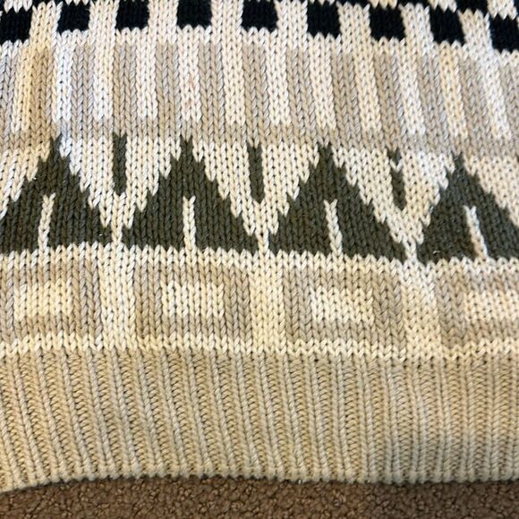 Claudia Barnes Women’s Tan & White Sweater with Shoulder Pads - Picture 4 of 7